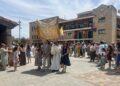 Carbajosa acompaña al Santísimo bajo palio en procesión entre incienso y pétalos de rosas