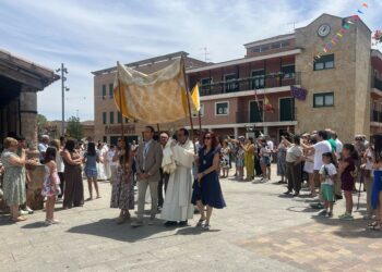 Carbajosa acompaña al Santísimo bajo palio en procesión entre incienso y pétalos de rosas