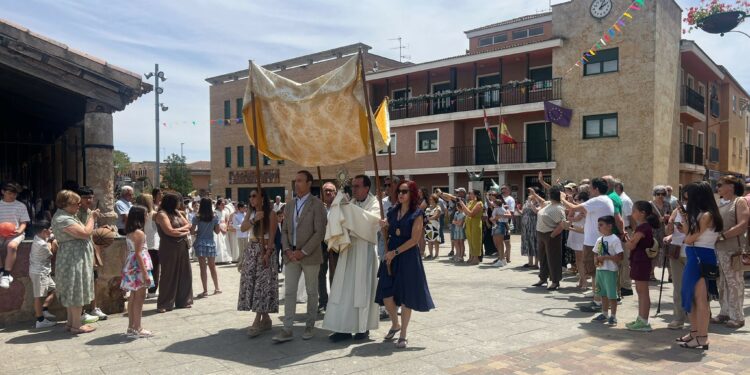 Carbajosa acompaña al Santísimo bajo palio en procesión entre incienso y pétalos de rosas