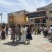 Carbajosa acompaña al Santísimo bajo palio en procesión entre incienso y pétalos de rosas