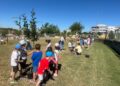 Los escolares de Carbajosa plantan el futuro en la zona verde del pabellón