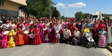 Las sevillanas llenan de música y ambiente las calles santamartinas al ritmo de la XII Feria ‘A Bailar’