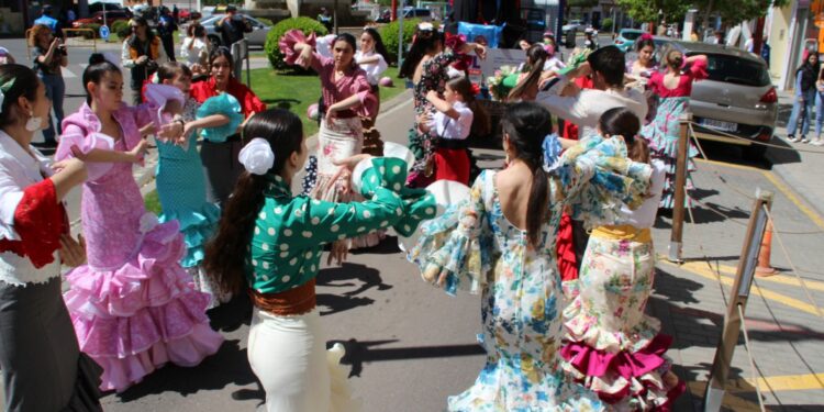 La XII Feria ‘A Bailar’ llenará de sevillanas y sones andaluces Santa Marta el próximo sábado 27