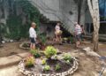 Los mayores de Santa Marta decoran con flores y plantas el patio interior del Edificio Sociocultural