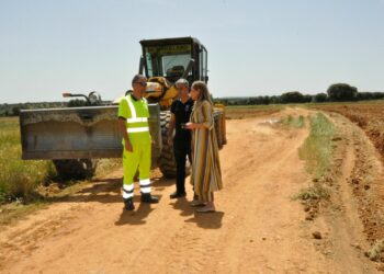 Santa Marta desbroza y acondiciona una quincena de caminos municipales para evitar el riesgo de incendio y mejorar la accesibilidad