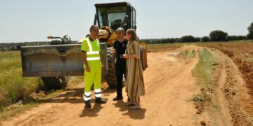 Santa Marta desbroza y acondiciona una quincena de caminos municipales para evitar el riesgo de incendio y mejorar la accesibilidad