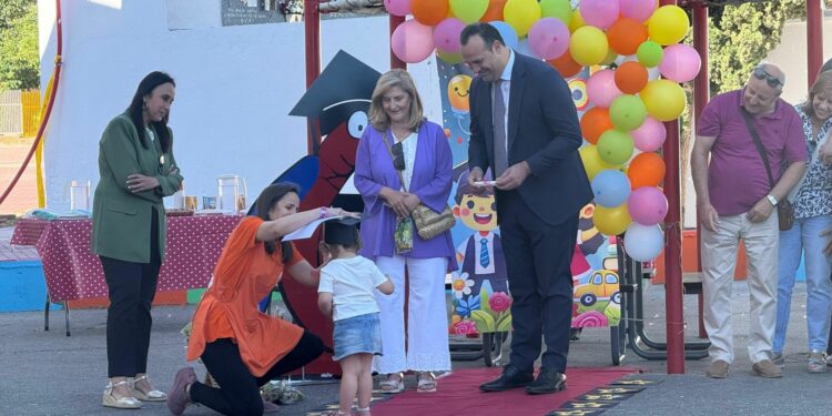 Una fiesta familiar despide a los 24 escolares que terminan su etapa en la Escuela Infantil Municipal de Santa Marta