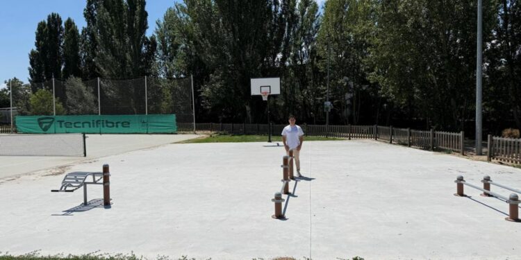 El nuevo parque de calistenia y la pista de baloncesto completan la zona deportiva de ‘La Raqueta’