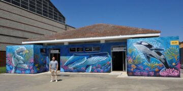 Dos nuevos murales de temática marina en la taquilla y los vestuarios estrenan el verano en las piscinas municipales de Santa Marta