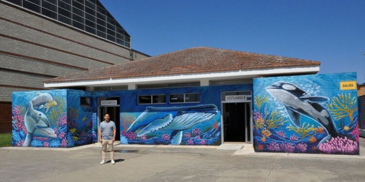 Dos nuevos murales de temática marina en la taquilla y los vestuarios estrenan el verano en las piscinas municipales de Santa Marta