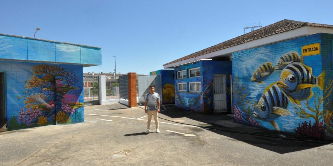 Dos nuevos murales de temática marina en la taquilla y los vestuarios estrenan el verano en las piscinas municipales de Santa Marta
