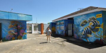 Dos nuevos murales de temática marina en la taquilla y los vestuarios estrenan el verano en las piscinas municipales de Santa Marta