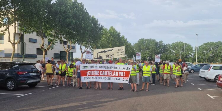 Cuidamos Villamayor vuelve a salir a la calle para protestar por los olores y exigir el cierre cautelar de la fábrica de grasas