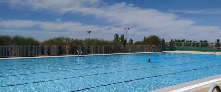 Villamayor estrena la temporada de baño y es el primero de los municipios del alfoz en abrir las piscinas municipales