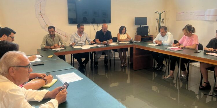 La Policía Local controlará la correcta convivencia en las piscinas municipales de Villamayor tras los altercados con personas gitanas