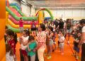 Los niños llenan los hinchables que han covertido el pabellón de Villares en un gran parque infantil