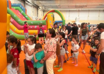 Los niños llenan los hinchables que han covertido el pabellón de Villares en un gran parque infantil