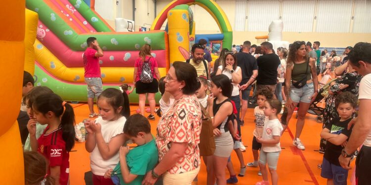 Los niños llenan los hinchables que han covertido el pabellón de Villares en un gran parque infantil