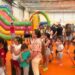 Los niños llenan los hinchables que han covertido el pabellón de Villares en un gran parque infantil