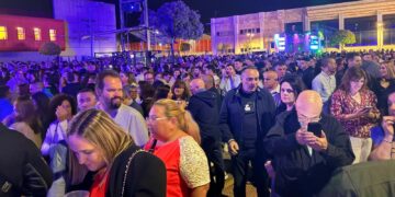 Cerca de 8.000 personas vibran en Villares al ritmo del espectáculo de luz y sonido de Panorama