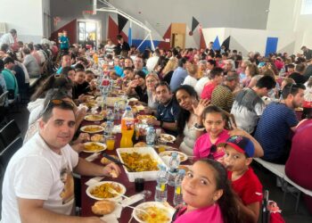 Lleno total en Villares para degustar las 3.500 raciones de la paella festiva