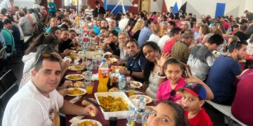 Lleno total en Villares para degustar las 3.500 raciones de la paella festiva