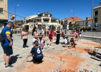 Cientos de niños participan en la rotura de pucheros, una tradición que no puede faltar el último día de fiestas en Villares