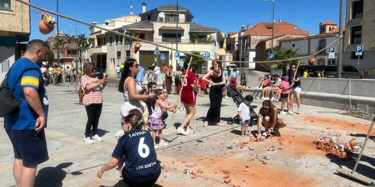 Cientos de niños participan en la rotura de pucheros, una tradición que no puede faltar el último día de fiestas en Villares