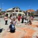 Cientos de niños participan en la rotura de pucheros, una tradición que no puede faltar el último día de fiestas en Villares
