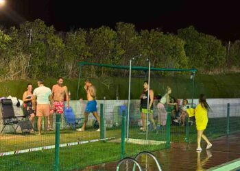 Los vecinos de Aldeatejada disfrutan de un refrescante baño nocturno para combatir las altas temperaturas