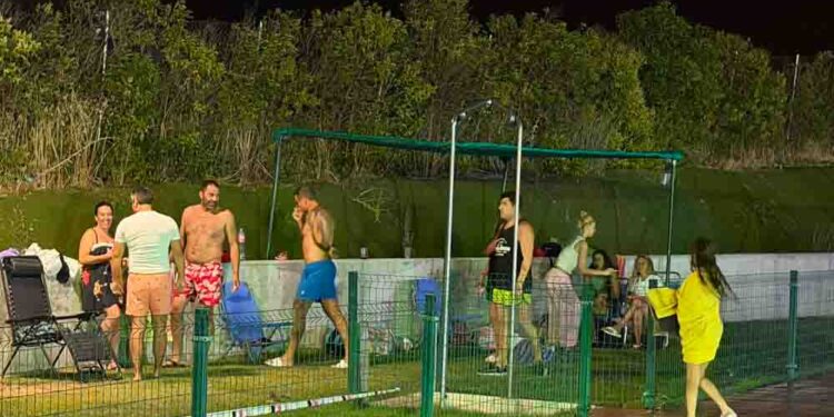 Los vecinos de Aldeatejada disfrutan de un refrescante baño nocturno para combatir las altas temperaturas