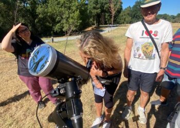 Los amantes de la astronomía participan en la actividad organizada por el Ayuntamiento de Santa Marta