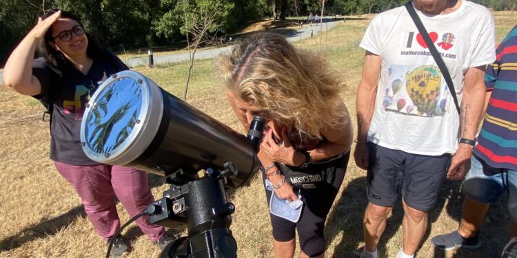 Los amantes de la astronomía participan en la actividad organizada por el Ayuntamiento de Santa Marta