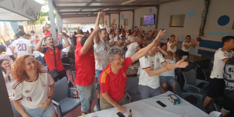 El alfoz se vuelca y vibra con el partido y el pase de ‘La Roja’ a la final del Mundial