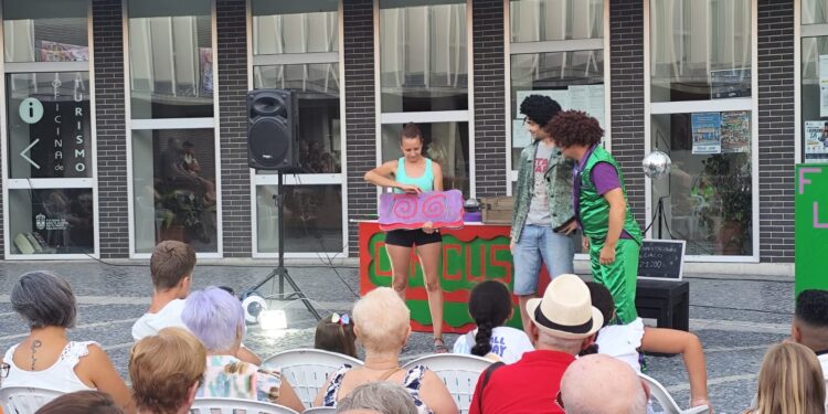 El humor y el circo vuelven a conquistar a las familias en una nueva cita del Festival ‘Marteatrando’ de Santa Marta de Tormes
