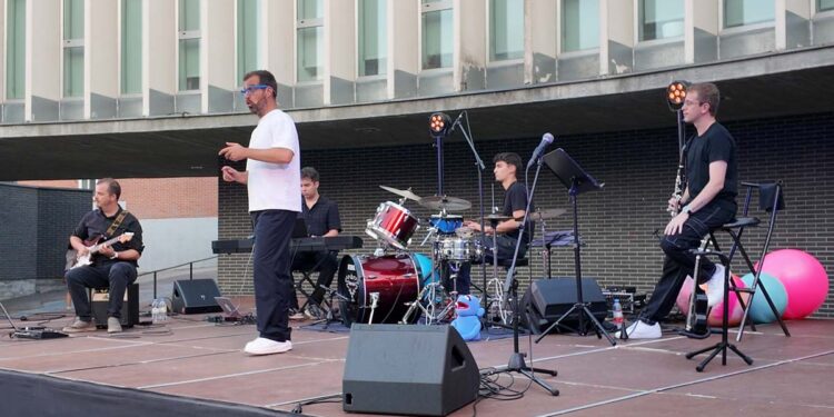 Las artes escénicas llegan a las Fiestas de Santa Marta con el inicio del Festival de Teatro de Calle ‘Marteatrando’