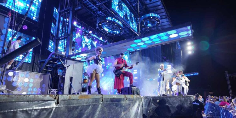 ‘Panorama City’ sorprende en Santa Marta con un gran espectáculo y consolida el éxito de las orquestas de las fiestas