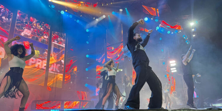 La orquesta ‘Panorama’ convierte Santa Marta en el epicentro musical de la provincia con su actuación en la plaza Tierno Galván abarrotada