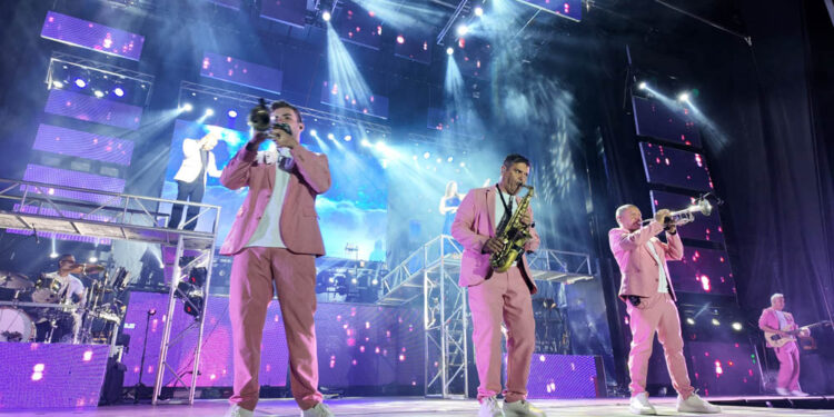 La orquesta ‘Tango’ conquista Santa Marta en una multitudinaria noche de fiestas con un gran ambiente y un amplio dispositivo de seguridad
