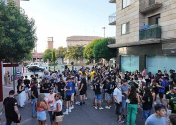 Las peñas y los jóvenes ‘calientan motores’ antes de recibir a ‘Panorama’, uno de los grandes atractivos de las Fiestas de Santa Marta