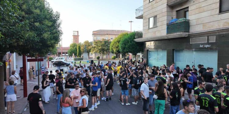 Las peñas y los jóvenes ‘calientan motores’ antes de recibir a ‘Panorama’, uno de los grandes atractivos de las Fiestas de Santa Marta
