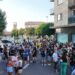 Las peñas y los jóvenes ‘calientan motores’ antes de recibir a ‘Panorama’, uno de los grandes atractivos de las Fiestas de Santa Marta