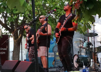 El paseo Tierno Galván reúne a cientos de personas en un ‘tardeo’ de música y ambiente festivo