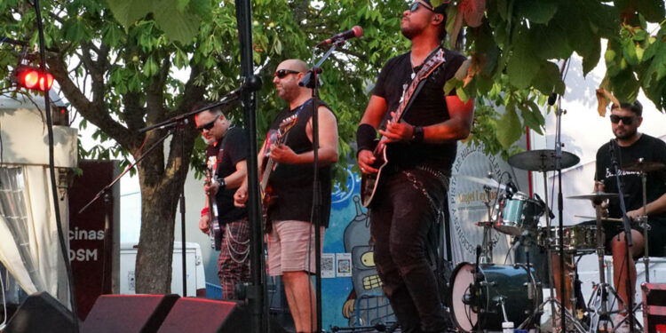 El paseo Tierno Galván reúne a cientos de personas en un ‘tardeo’ de música y ambiente festivo