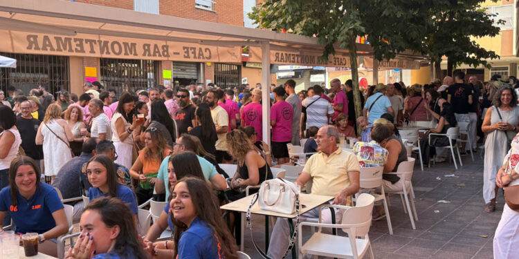Jóvenes y mayores disfrutan del tardeo y la jornada de folclore de las Fiestas de El Carmen