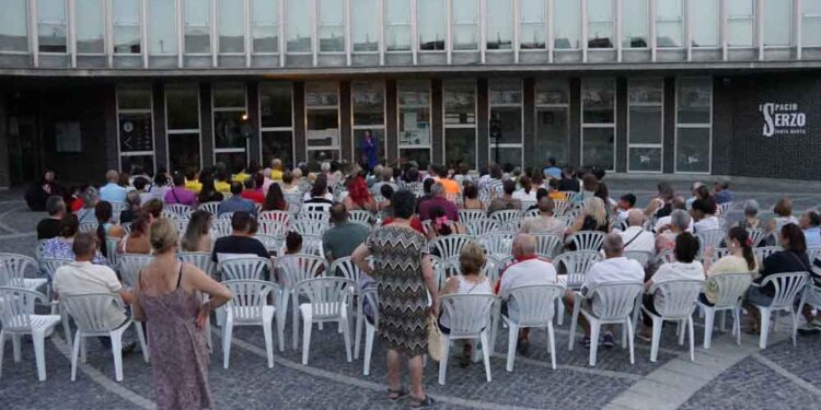 El Festival ‘Marteatrando’ recupera la sonrisa con el espectáculo familiar ‘Tecla & Tekloff’ tras el aplazamiento del Correfoc