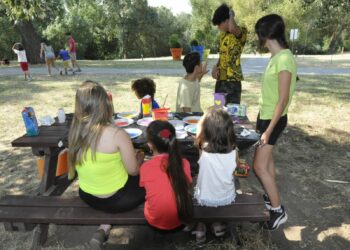 Los niños santamartinos elaboran cajas nido en el campus de voluntariado ‘Tormes Limpio’