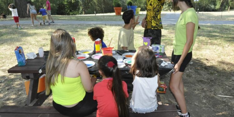 Los niños santamartinos elaboran cajas nido en el campus de voluntariado ‘Tormes Limpio’