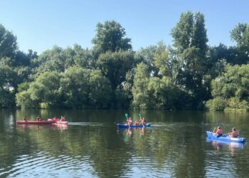 Un centenar de vecinos de Cabrerizos disfrutan del paseo en piragua por el río