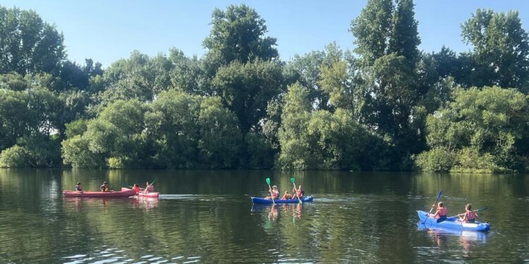 Un centenar de vecinos de Cabrerizos disfrutan del paseo en piragua por el río